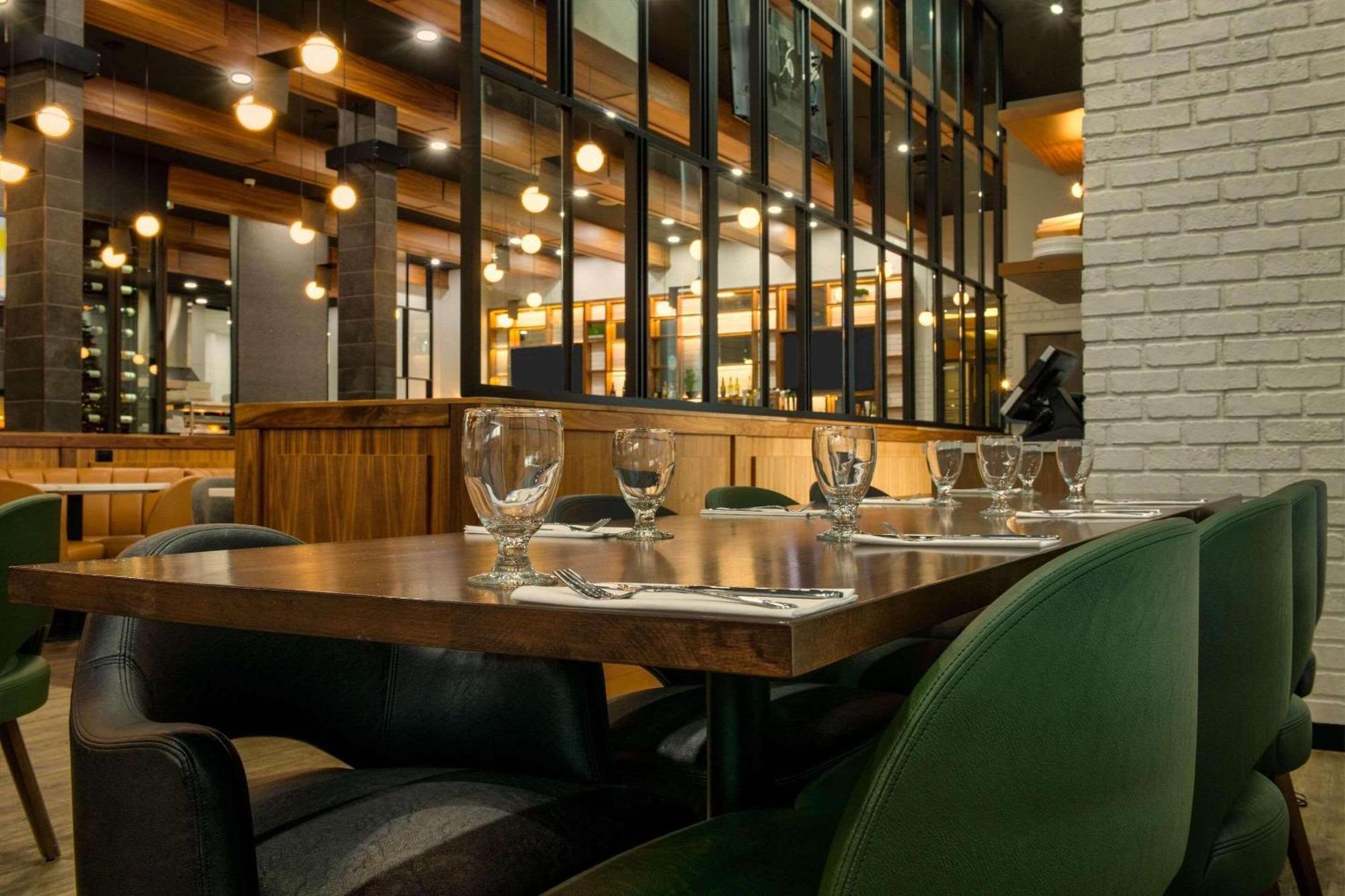 Radisson Hotel & Suites Fort Mcmurray Eksteriør billede