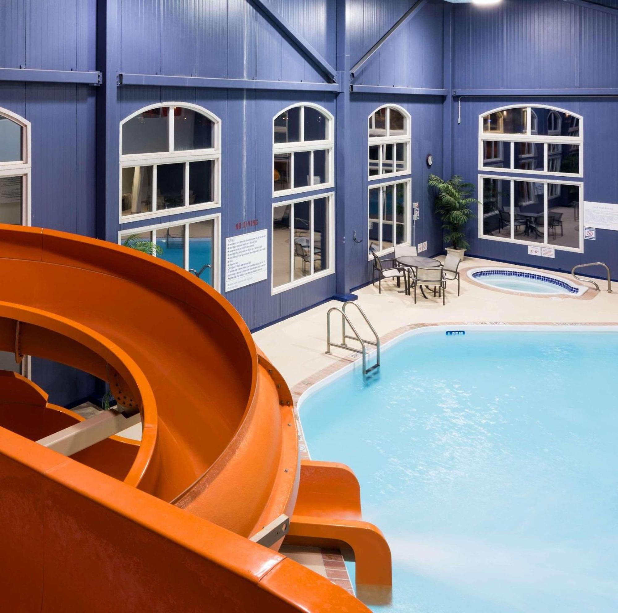 Radisson Hotel & Suites Fort Mcmurray Eksteriør billede