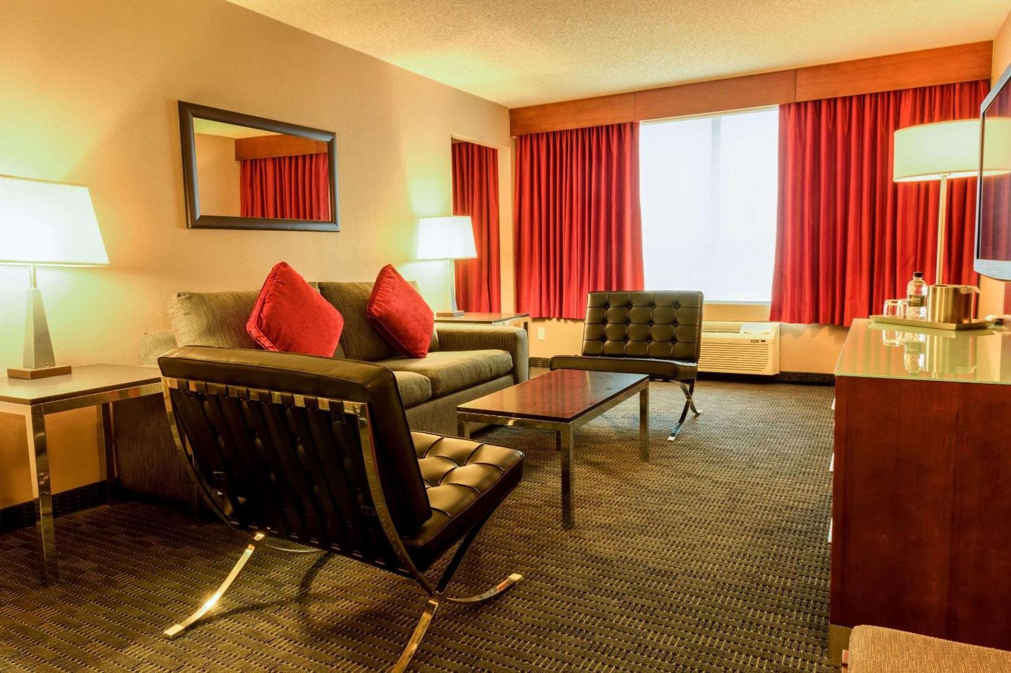 Radisson Hotel & Suites Fort Mcmurray Eksteriør billede