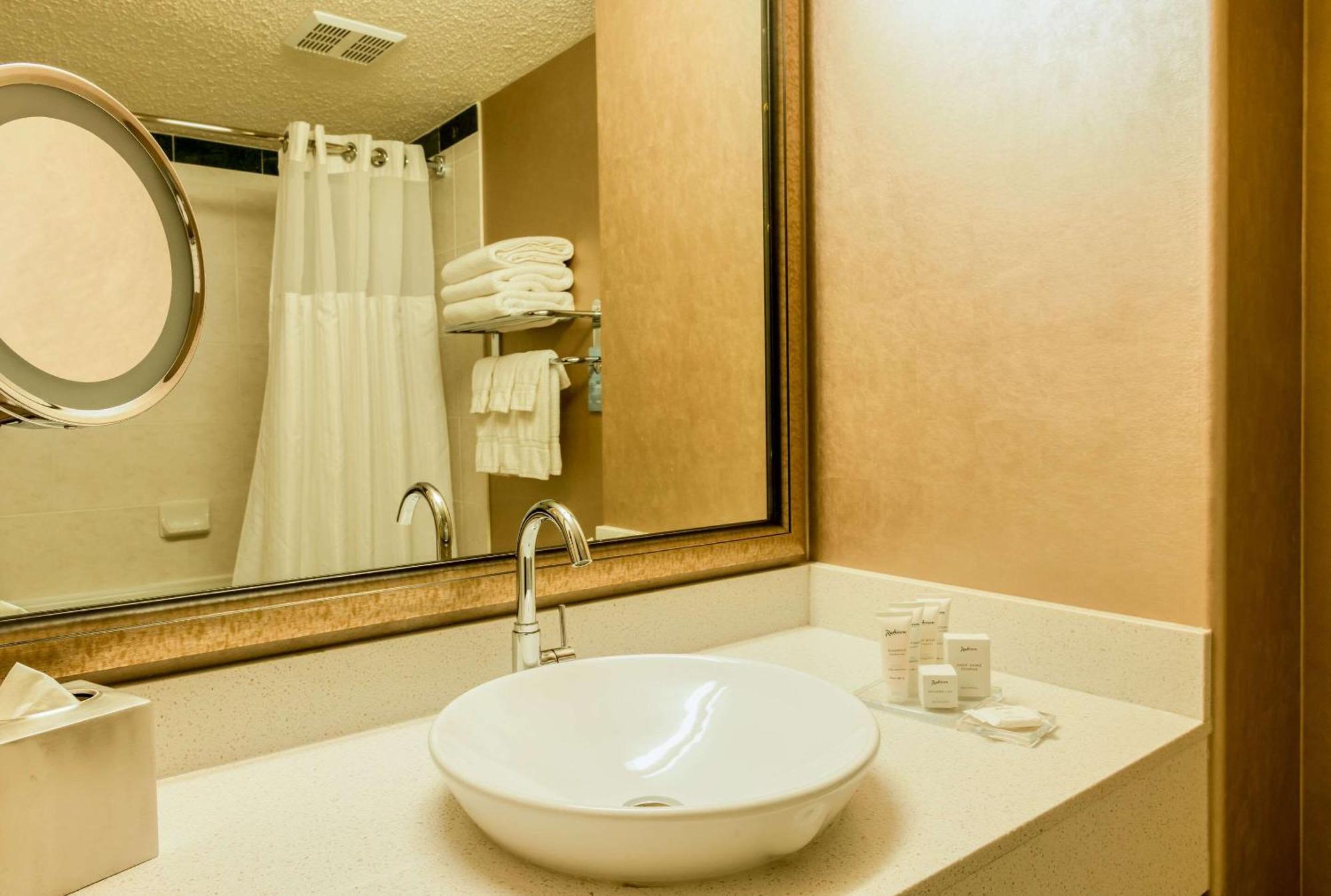 Radisson Hotel & Suites Fort Mcmurray Eksteriør billede