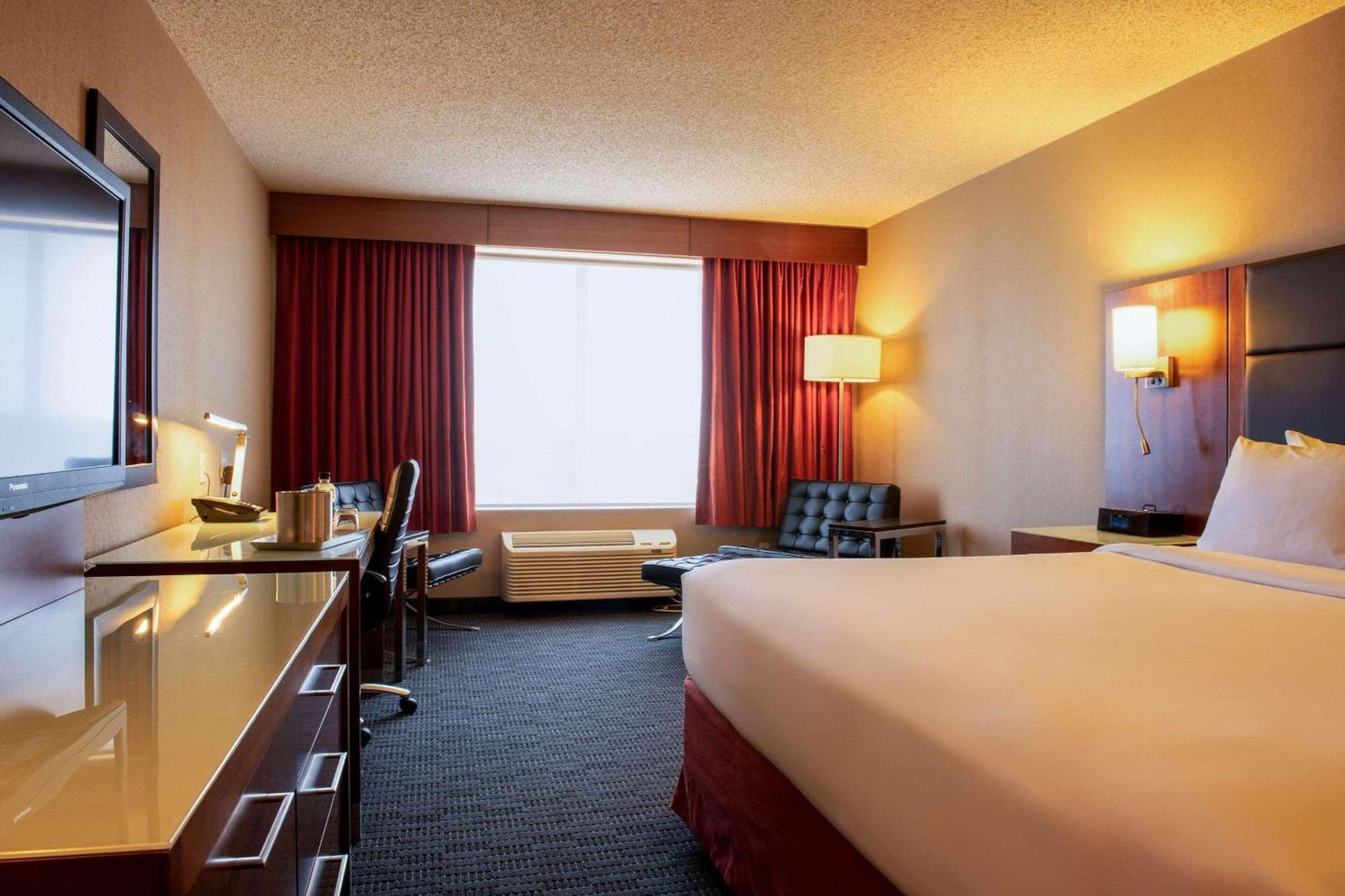 Radisson Hotel & Suites Fort Mcmurray Eksteriør billede