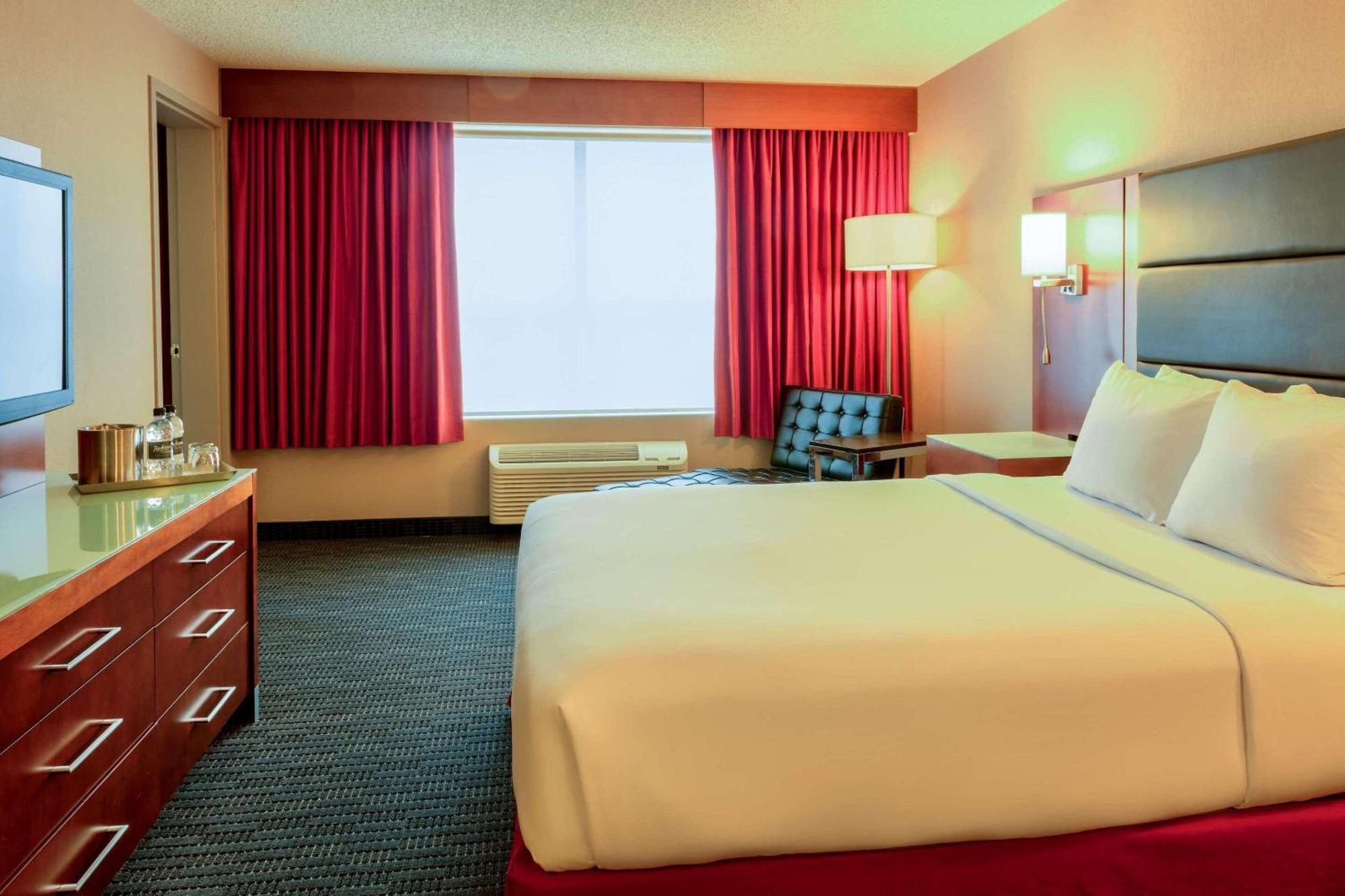 Radisson Hotel & Suites Fort Mcmurray Eksteriør billede