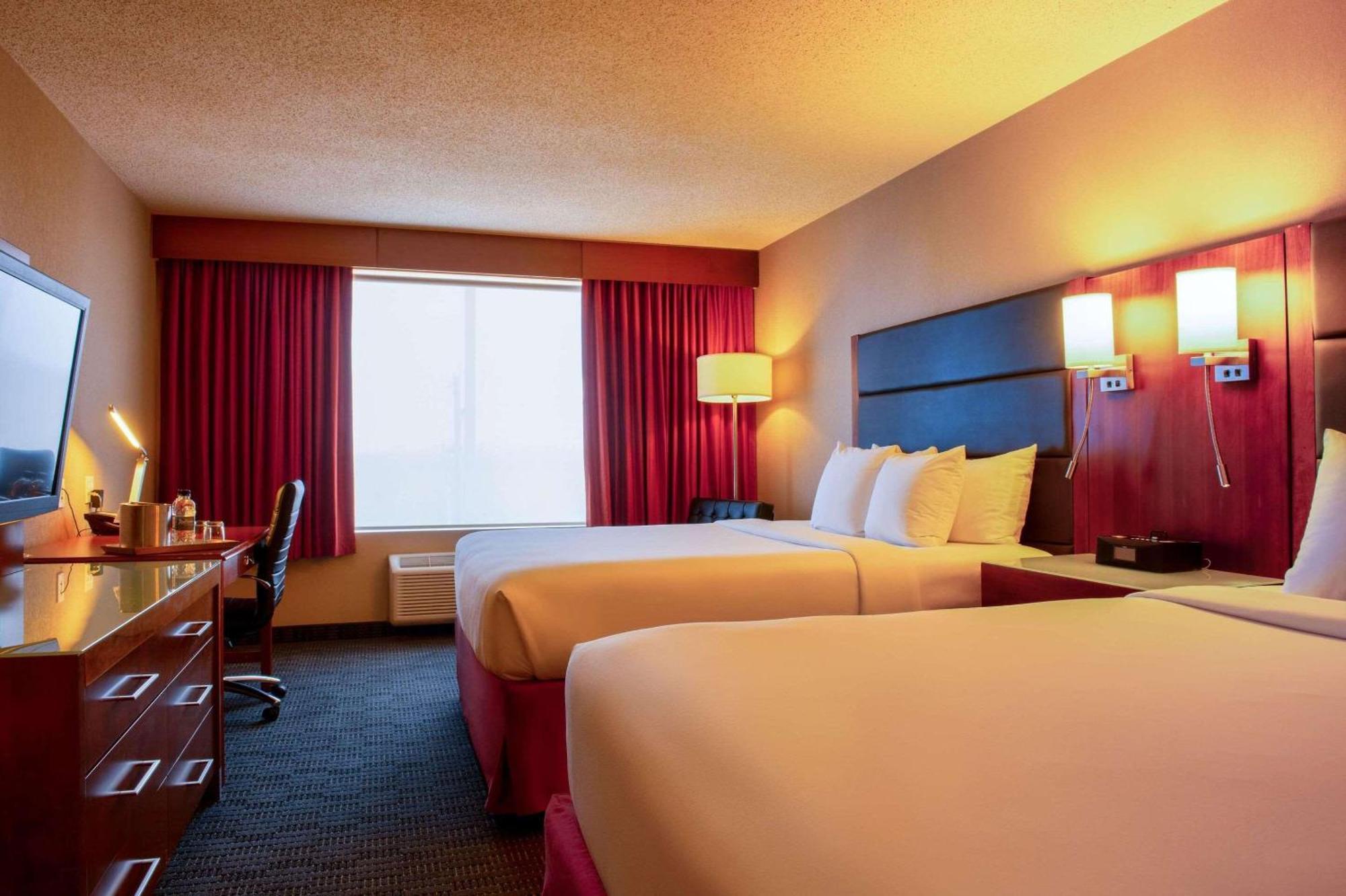 Radisson Hotel & Suites Fort Mcmurray Eksteriør billede