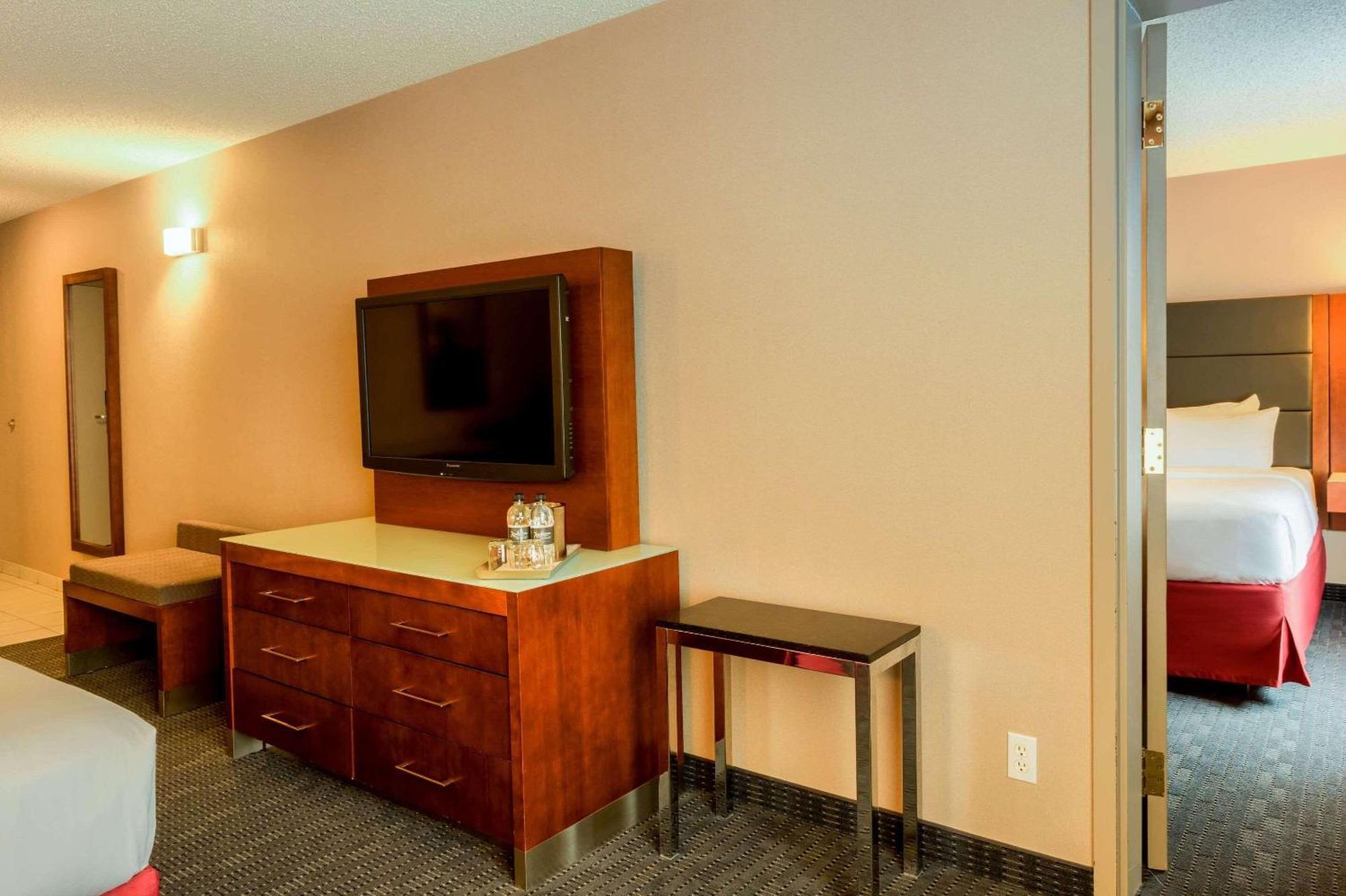 Radisson Hotel & Suites Fort Mcmurray Eksteriør billede