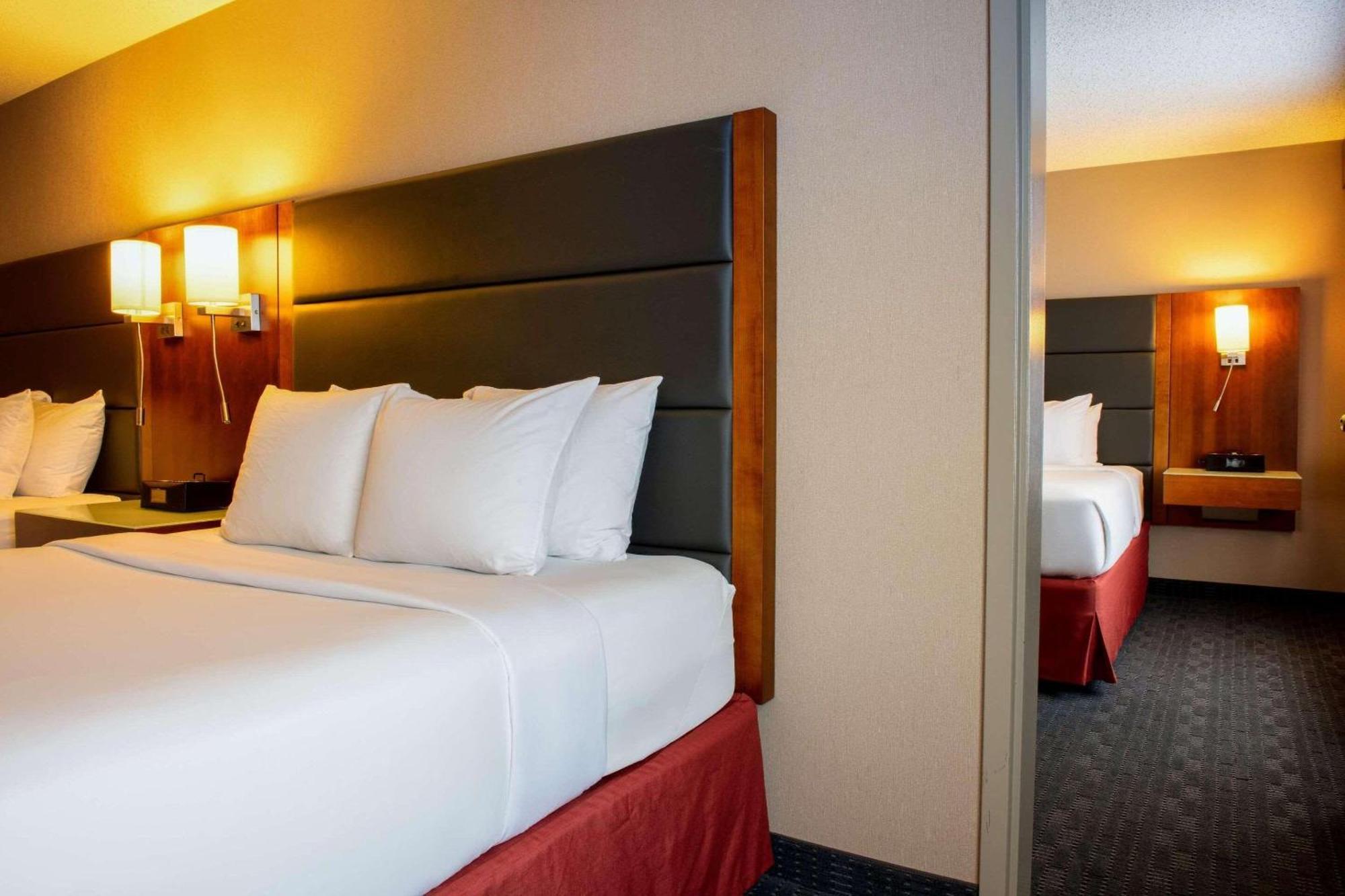 Radisson Hotel & Suites Fort Mcmurray Eksteriør billede