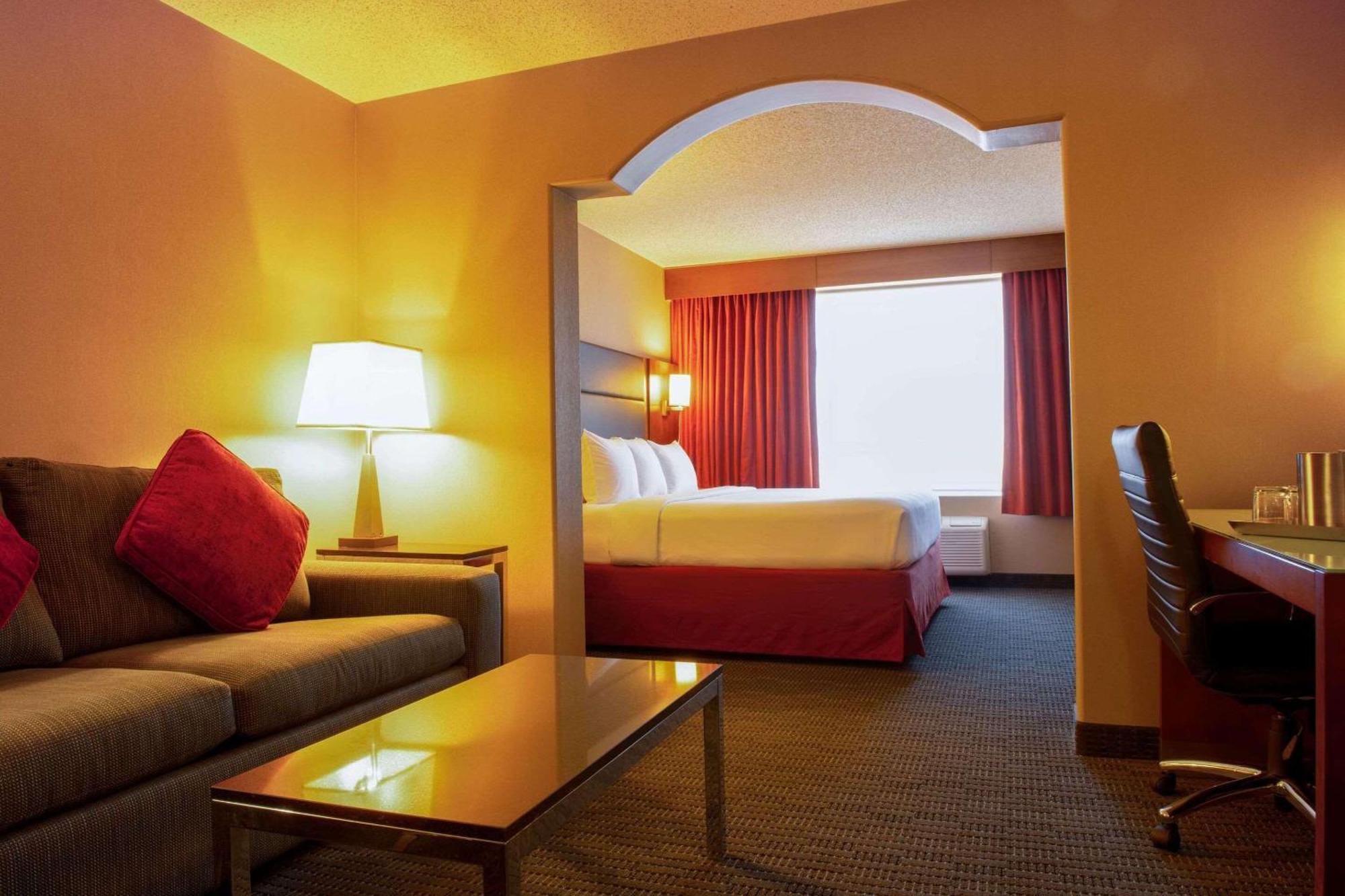 Radisson Hotel & Suites Fort Mcmurray Eksteriør billede