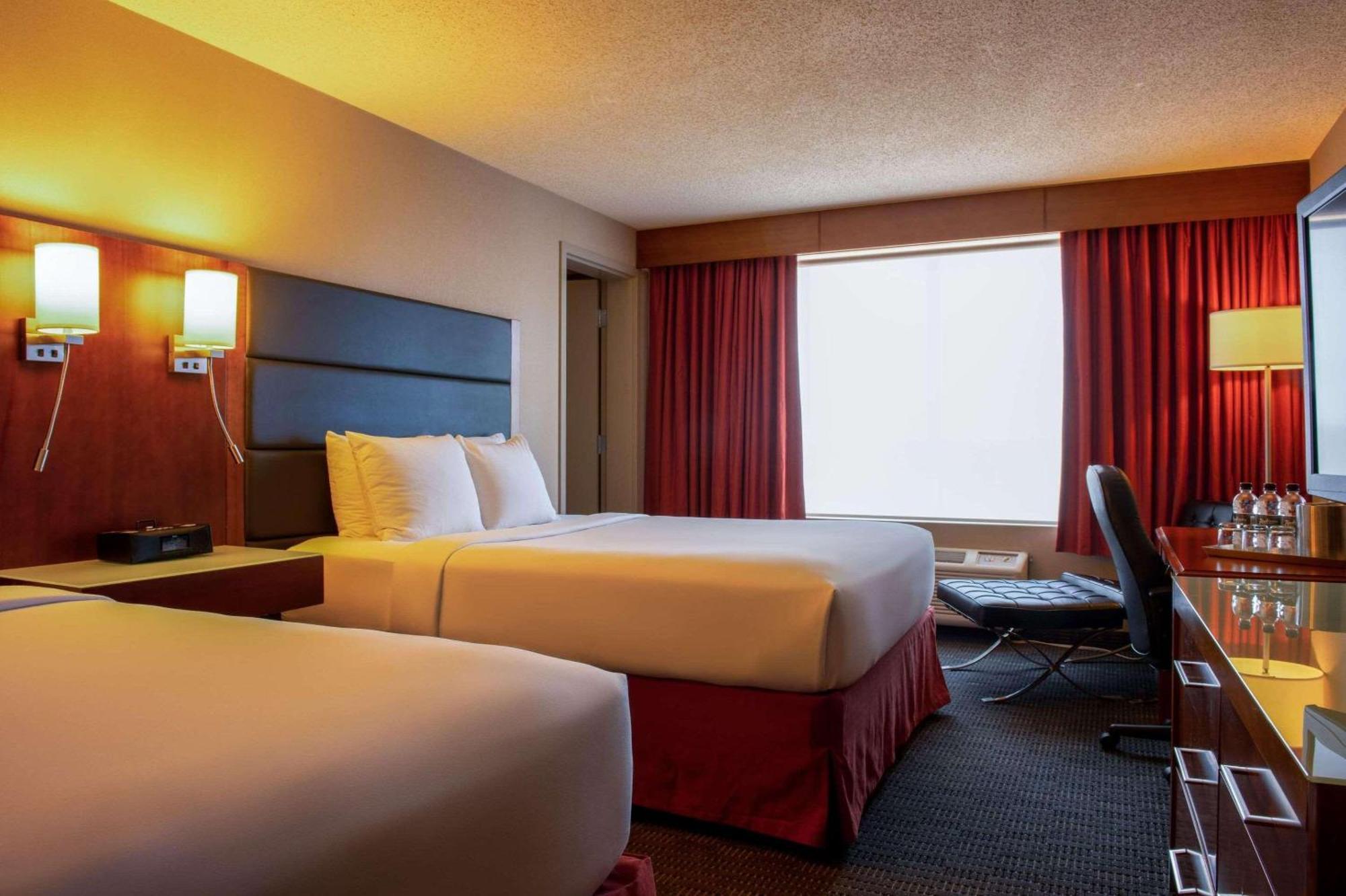Radisson Hotel & Suites Fort Mcmurray Eksteriør billede