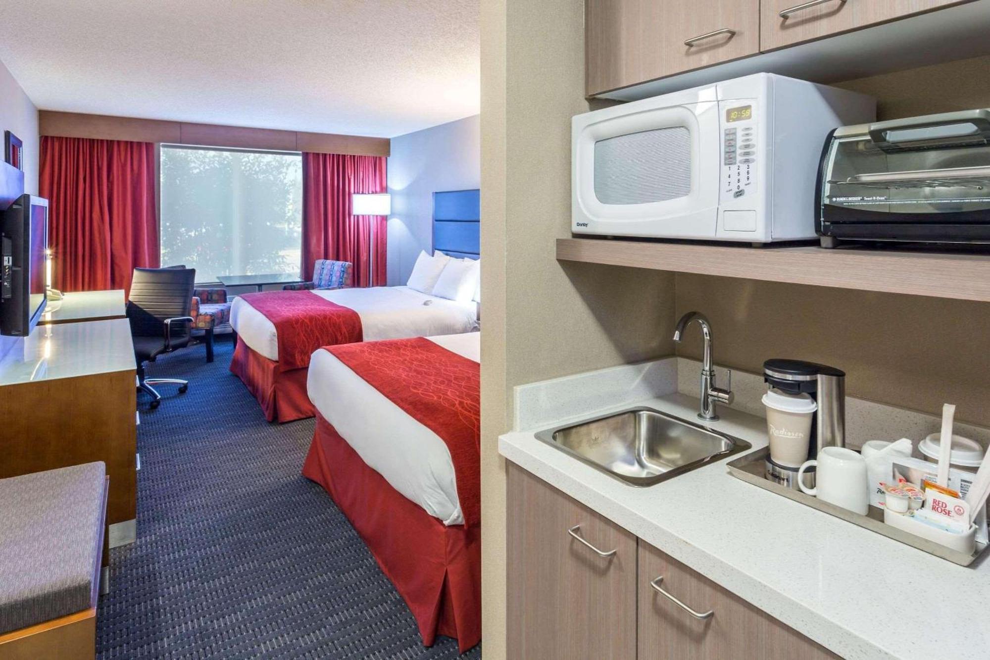 Radisson Hotel & Suites Fort Mcmurray Eksteriør billede