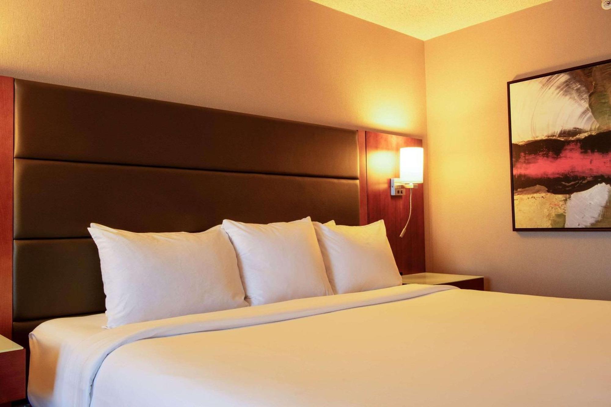 Radisson Hotel & Suites Fort Mcmurray Eksteriør billede