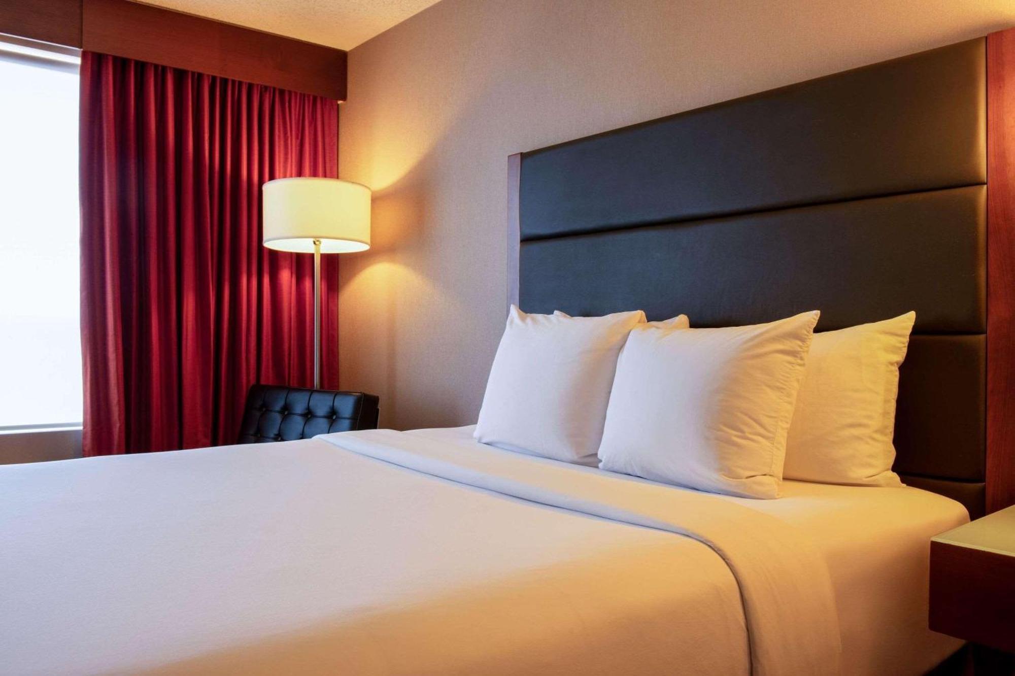 Radisson Hotel & Suites Fort Mcmurray Eksteriør billede