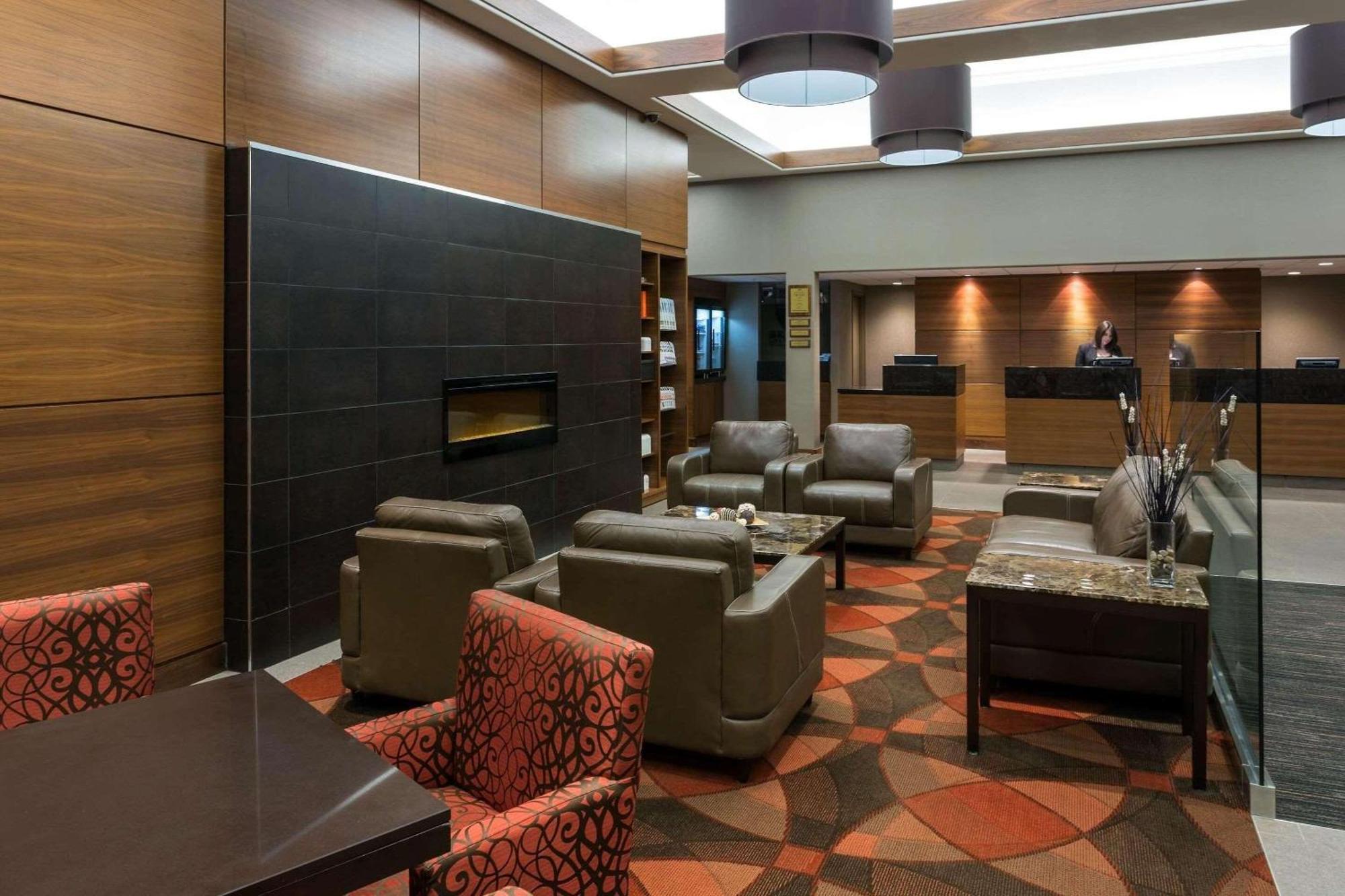 Radisson Hotel & Suites Fort Mcmurray Eksteriør billede